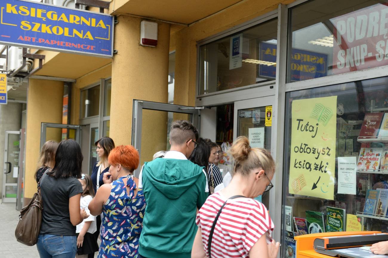 Kolejka do księgarni po nowe podręczniki.