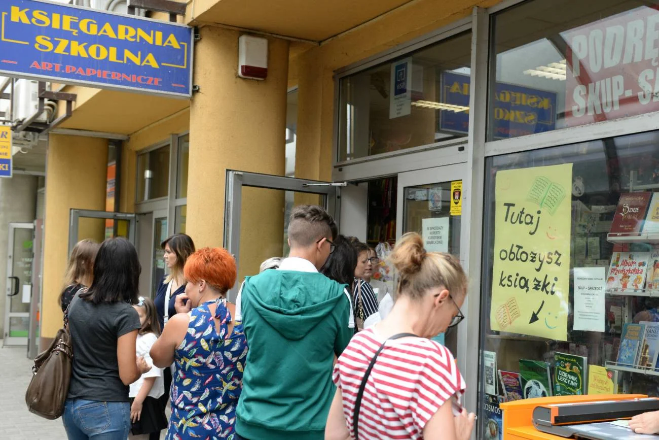 Kolejka do księgarni po nowe podręczniki.