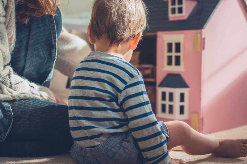 Rodzice przyczepili dyktafon do ubranka dziecka