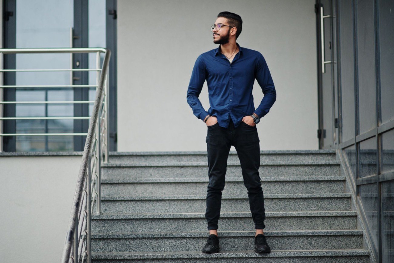 Czarne spodnie męskie – z czym je łączyć i jak nosić?