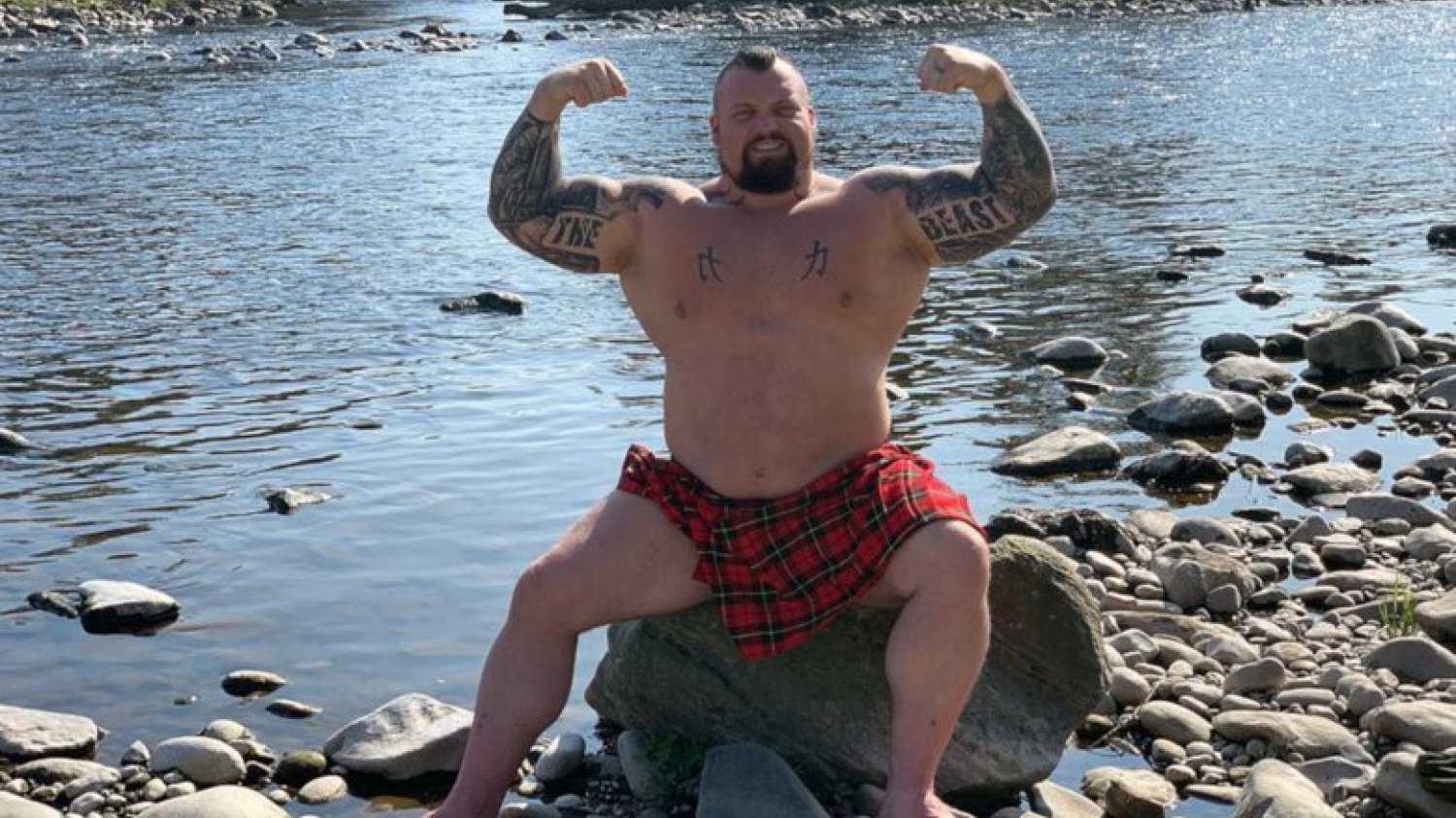 Po strongmanie Eddiem Hallu widać, że aż kipi od testosteronu.