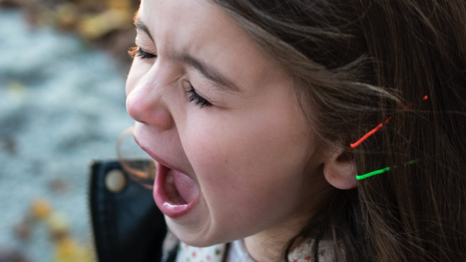Dziewczynka krzyczy portret ciemne włosy spinki do włosów
