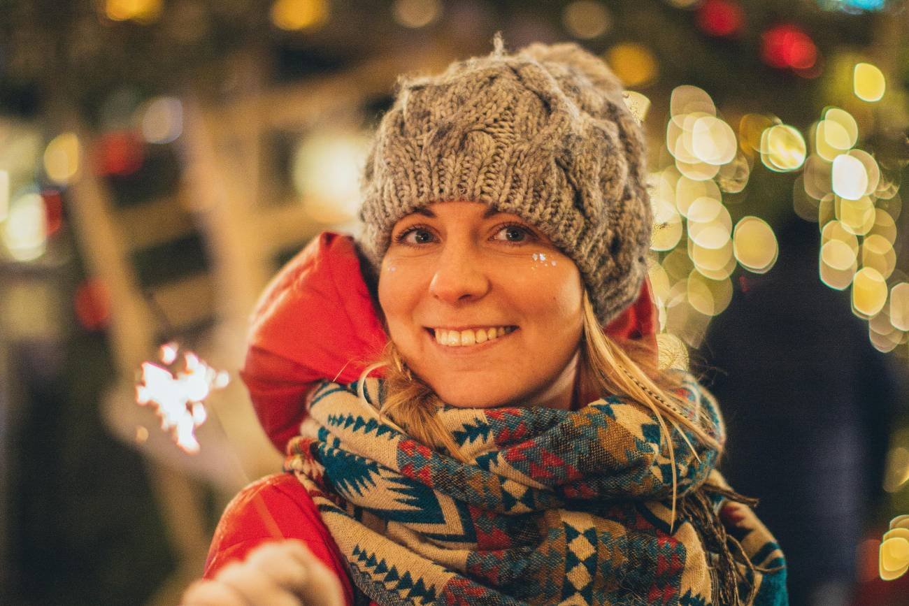 Zimowe czapki mają chronić przed mrozem.