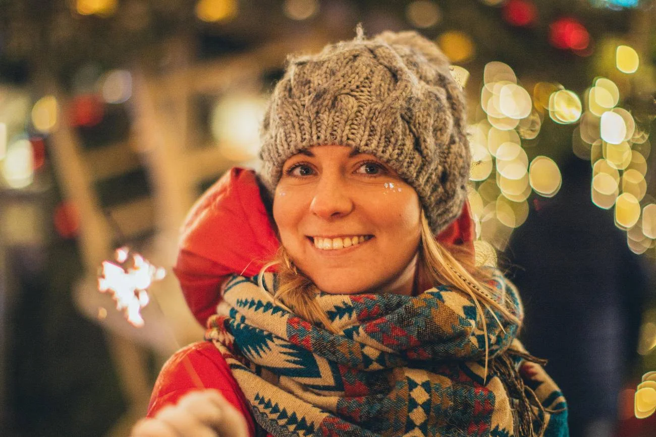 Zimowe czapki mają chronić przed mrozem.