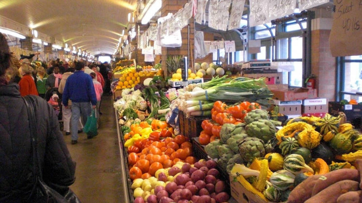 Podczas wizyty na bazarku czy w warzywniaku warto kupować produkty sezonowe. Wrześniowe pomidory, cukinie czy papryki są pyszne i łatwo z nich da się przyrządzić potrawy i sałatki.