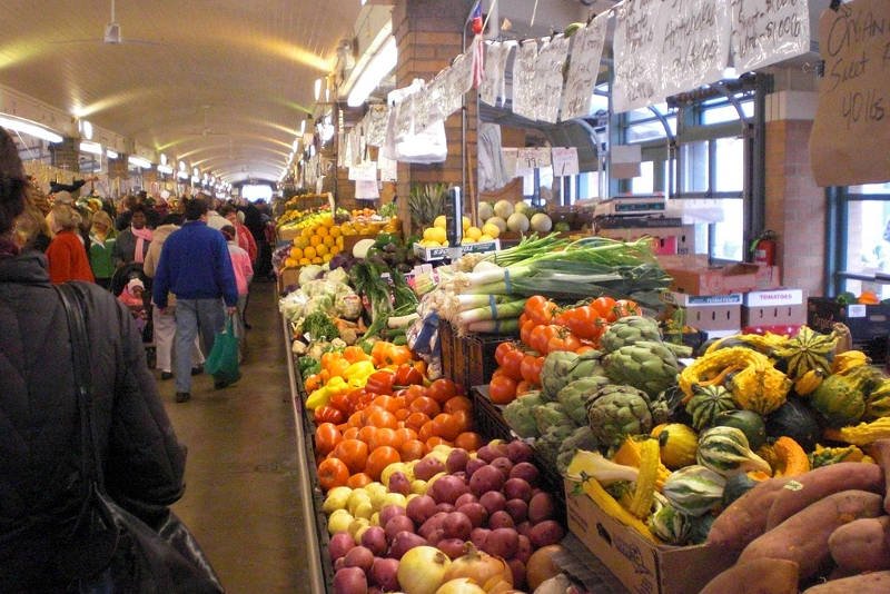 Podczas wizyty na bazarku czy w warzywniaku warto kupować produkty sezonowe. Wrześniowe pomidory, cukinie czy papryki są pyszne i łatwo z nich da się przyrządzić potrawy i sałatki.