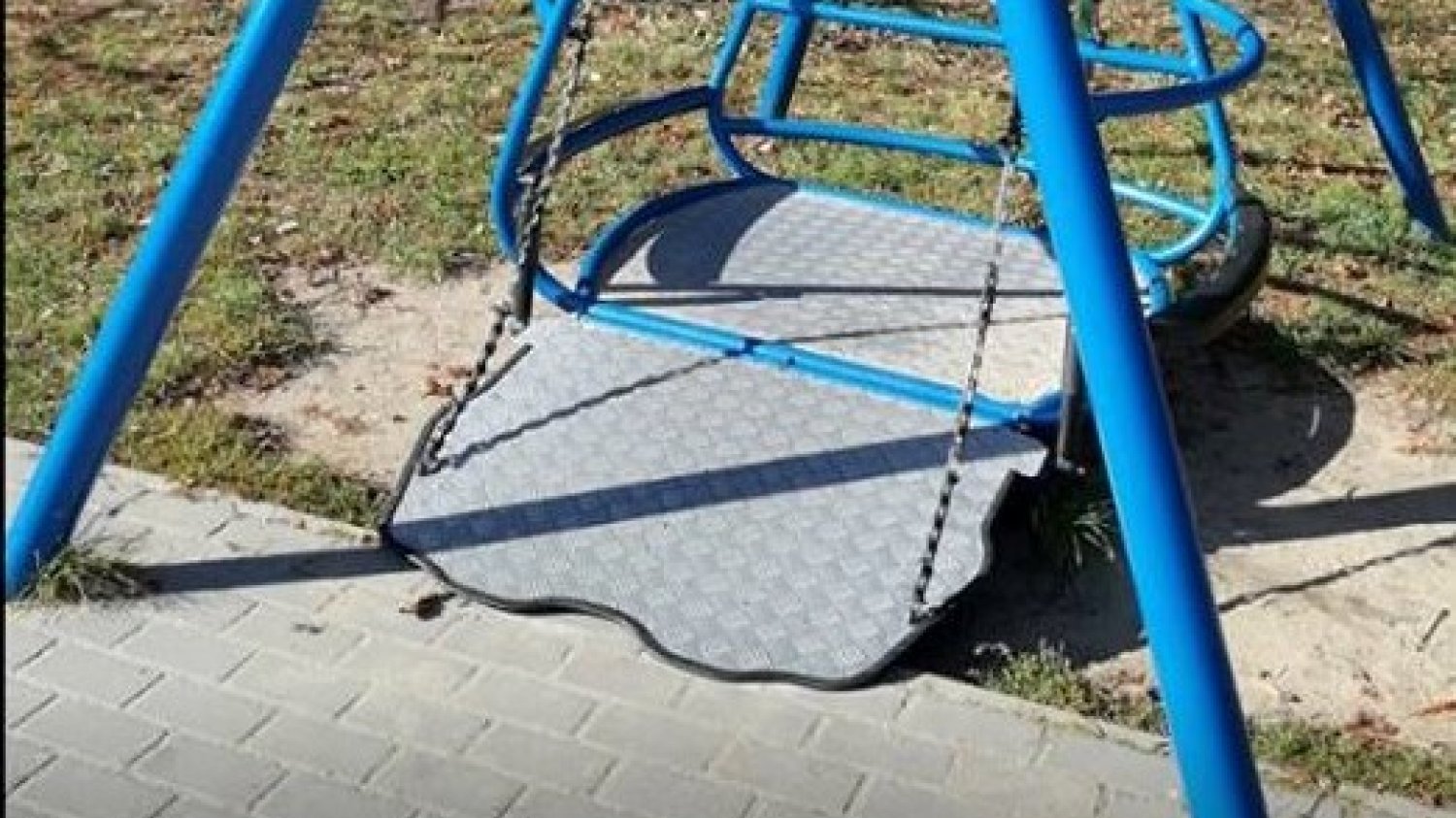 Dzieci niszczyły na placu zabaw huśtawkę dla niepełnosprawnych