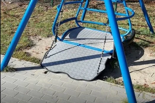 Dzieci niszczyły na placu zabaw huśtawkę dla niepełnosprawnych