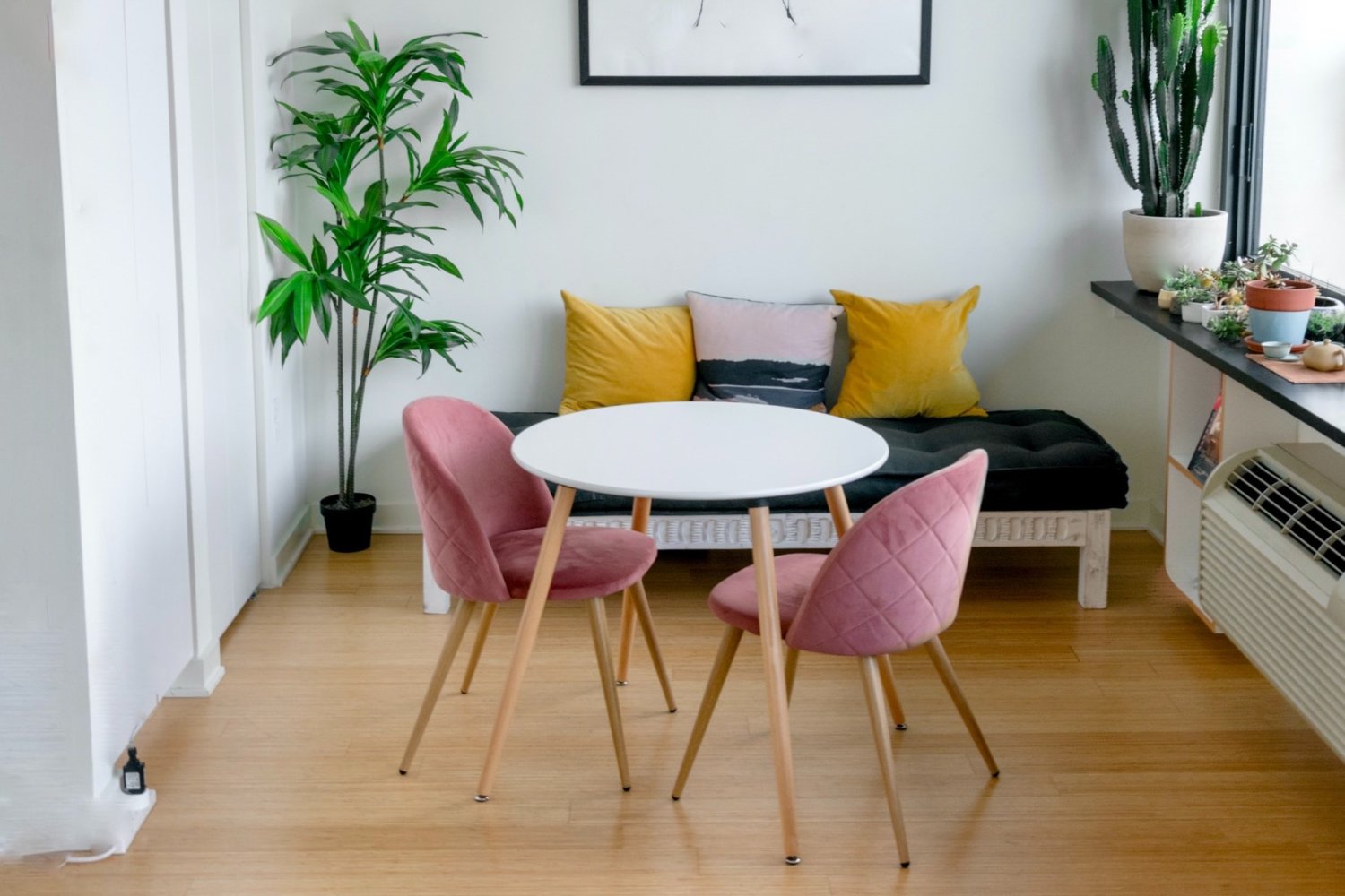 porysowane panele, czym usunąć rysy z podłogi, jak usunąć ślady po krześle biurowym z podłogi.