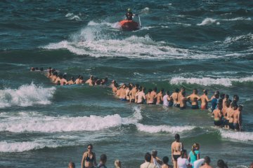 "Łańcuch z ludzi". Dramatyczna walka o życie dwójki dzieci w Darłówku.