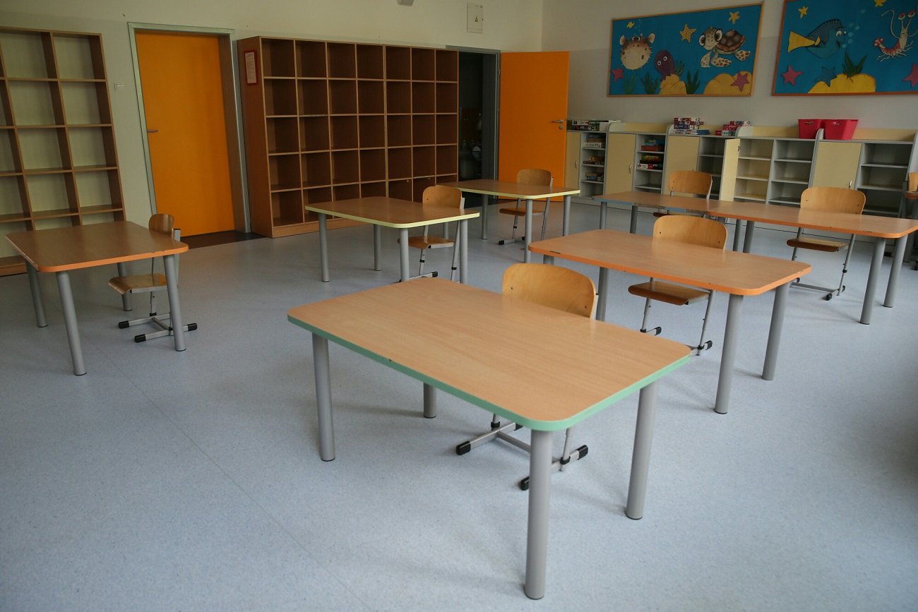 Rodzice nie mają wstydu. Nauczycielka: "Świetlice przepełnione, a matka spaceruje z pieskiem"