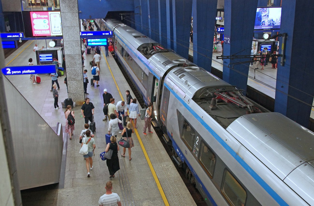 Pociąg pendolino na stacji Warszawa Centralna