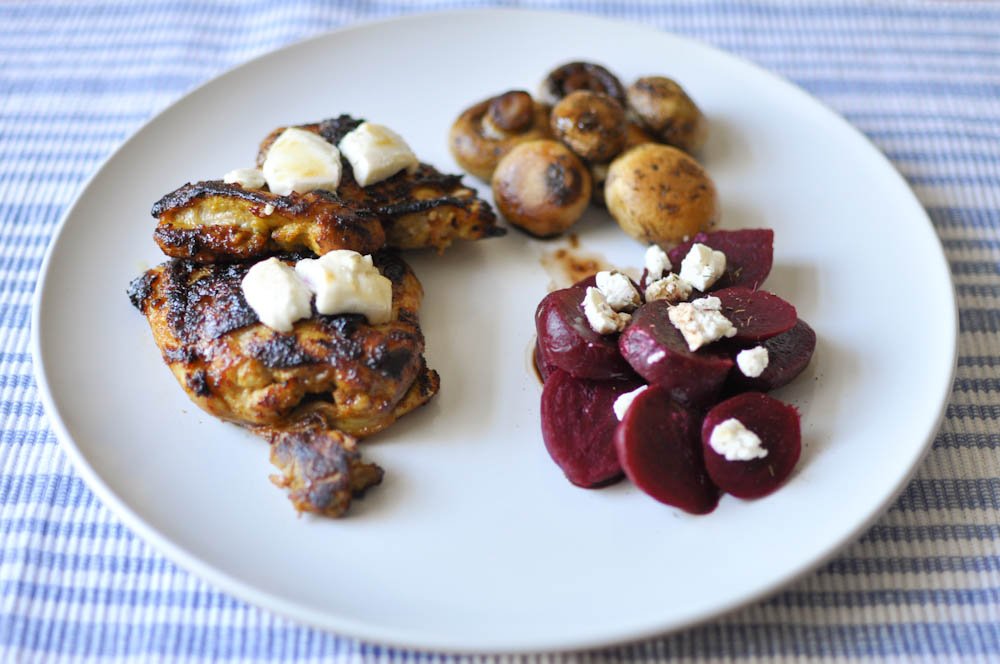 Udka z kurczaka z pieczonymi burakami i pieczarkami z patelni