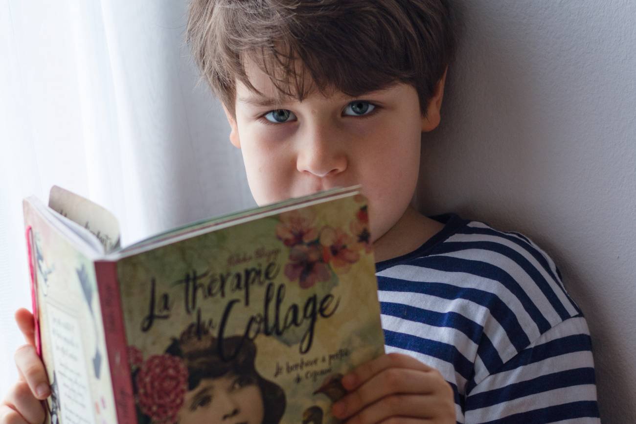 książki, dziecko czyta książki, czytelnictwo w polsce, kobieca literatura, czytanie książek, czytanie jest kobiece, czytanie jest niemęskie