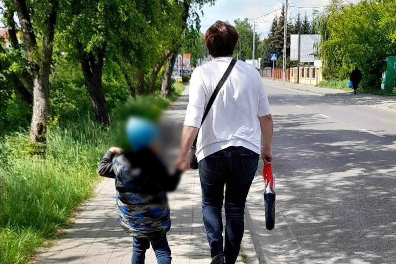 Babcia z wnuczkiem, którzy są ubrani zupełnie inaczej.