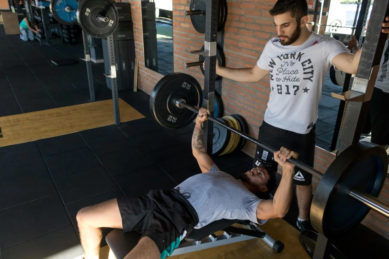 siłownia trening mężczyzna