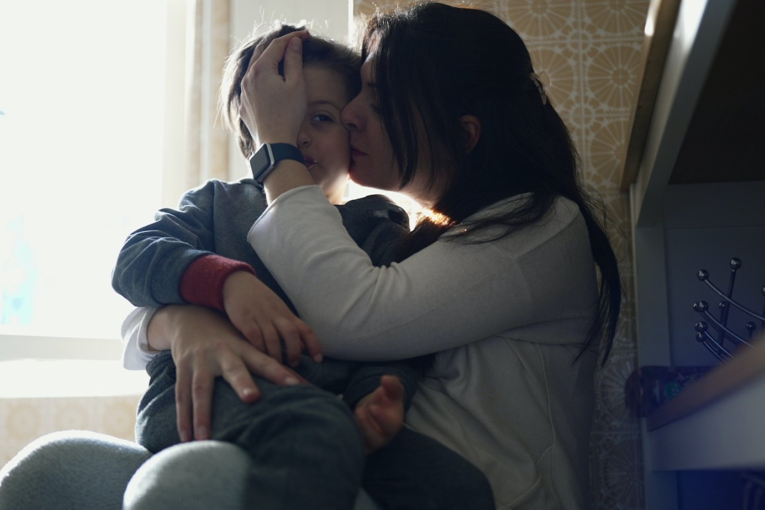 Jak stać autorytetem dla własnego dziecka. Na zdjęciu mama przytula i przeprasza dziecko.