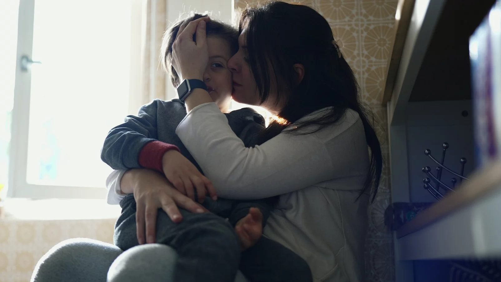 Jak stać autorytetem dla własnego dziecka. Na zdjęciu mama przytula i przeprasza dziecko.