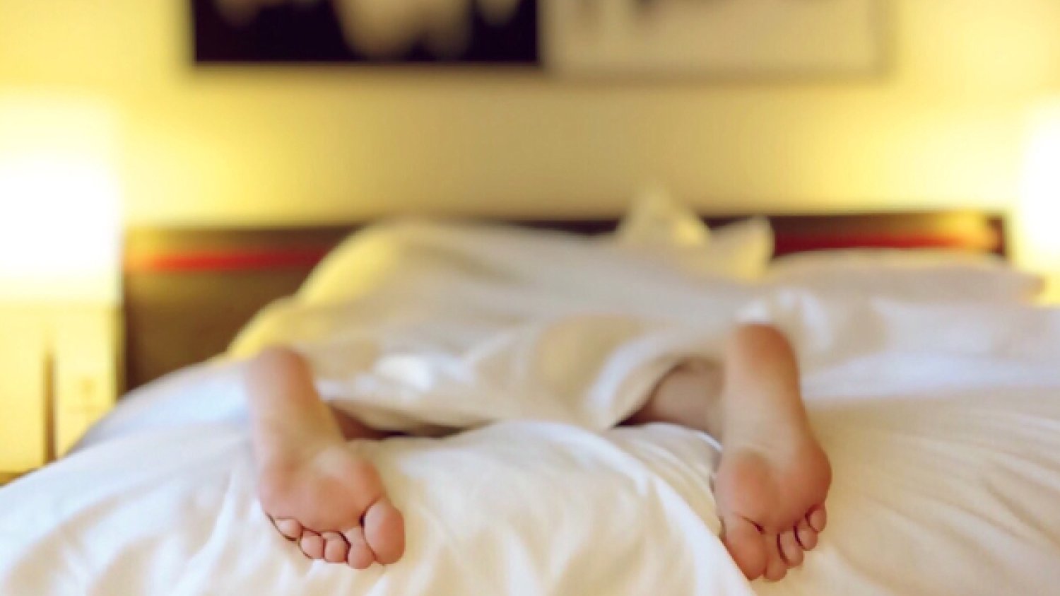 Fot. Pixabay / [url=https://pixabay.com/en/sleeping-tired-bed-feet-1159279/]Wokandapix[/url] / [url=https://pixabay.com/en/service/terms/#usage]CC0[/url]