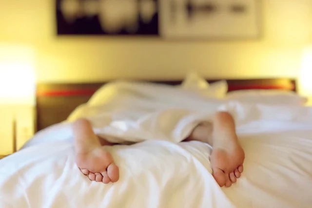 Fot. Pixabay / [url=https://pixabay.com/en/sleeping-tired-bed-feet-1159279/]Wokandapix[/url] / [url=https://pixabay.com/en/service/terms/#usage]CC0[/url]