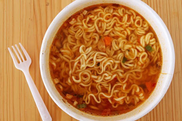 Jak nasz żołądek trawi makaron z zupki chińskiej?