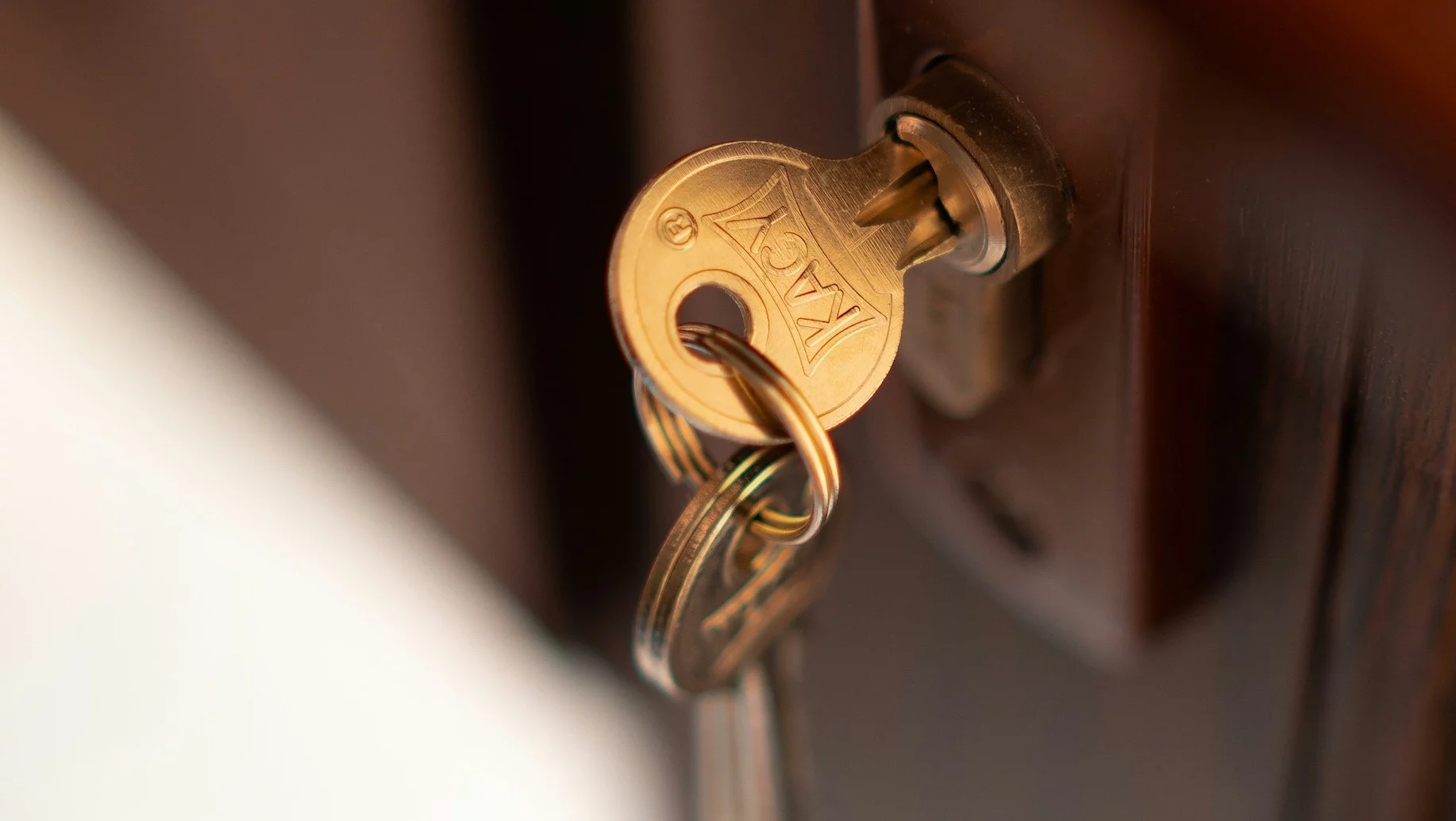 Zostawiasz na noc klucz w zamku w drzwiach? To może być bardzo niebezpieczne