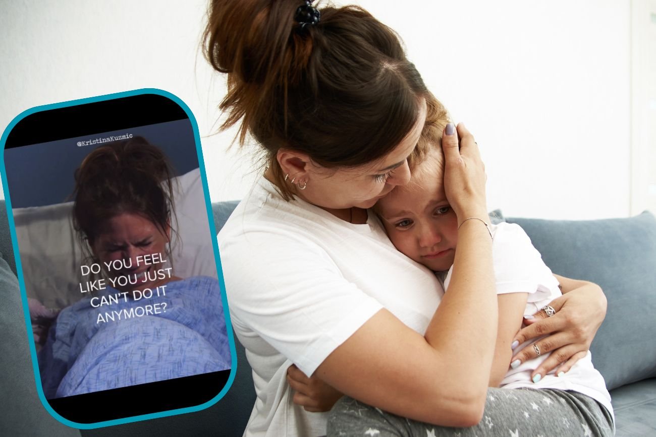 Zmęczona mama tuli na kolanach zapłakane dziecko.