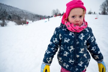 Jak przekonać dziecko do czapki. Koniec ze ściąganiem jej na spacerze