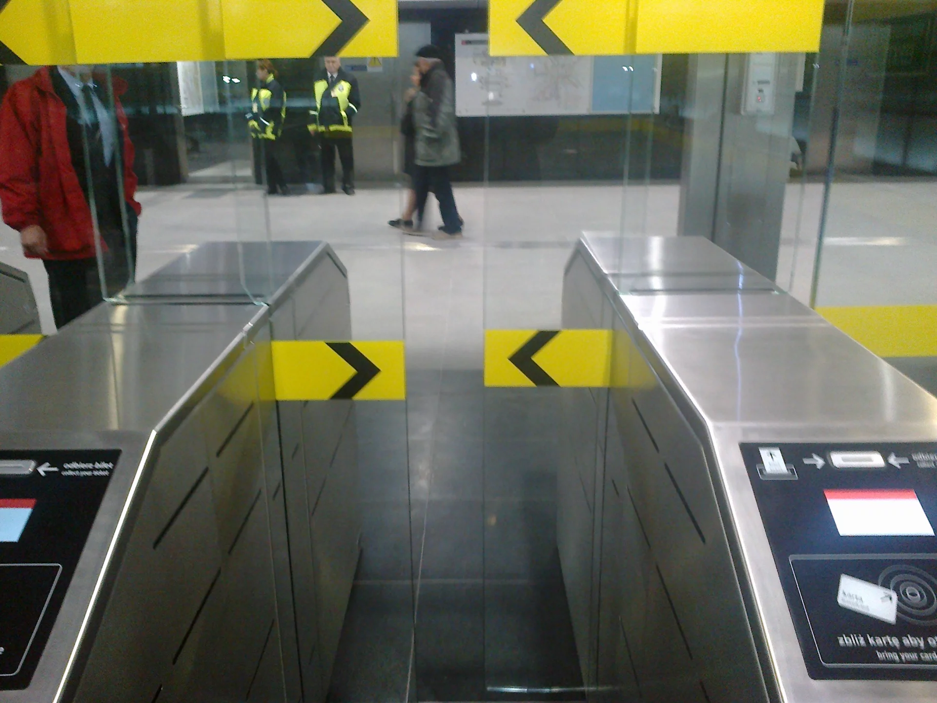 Tak z perspektywy pasążera metra wygląda wejście na stacje II linii.