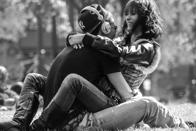 Fot. Pixabay / [url=https://pixabay.com/pl/para-m%C5%82odzie%C5%BCy-zakochany-pary%C5%BC-814825/]macadam13[/url] / [url=https://pixabay.com/service/terms/#usage]CC0 Public Domain[/url]