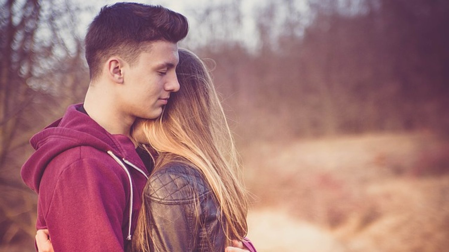 Fot. Pixabay / [url=https://pixabay.com/en/portrait-couple-hug-forest-love-1216264/]MadalinIonut[/url] / [url=https://pixabay.com/en/service/terms/#usage]CC0 Public Domain[/url]