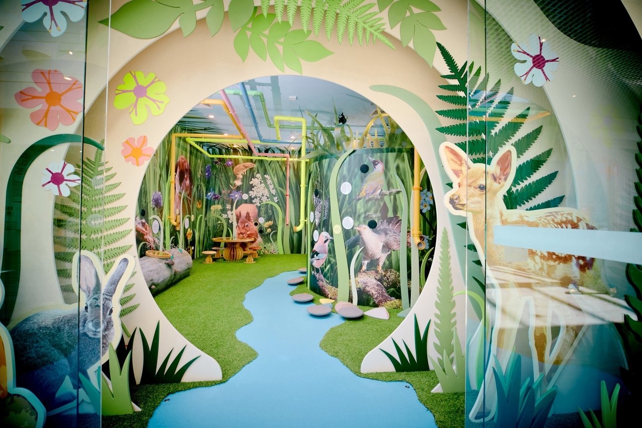 Tuż przed sezonem wakacyjnym Centrum Janki przygotowało dla dzieci rekreacyjne przestrzenie, pełne kreatywnych możliwości. Na najmłodszych czeka tam pełna zieleni Jankowa Polana oraz wyjątkowy plac zabaw.