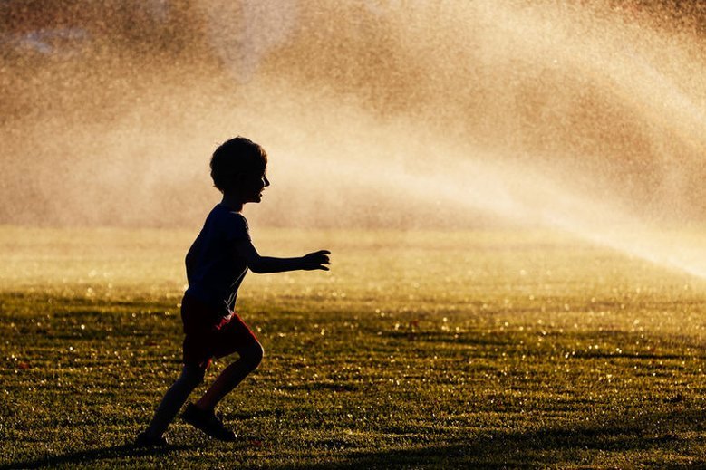Do tej matki przyszła policja, bo... jej dzieci biegały nago po podwórku