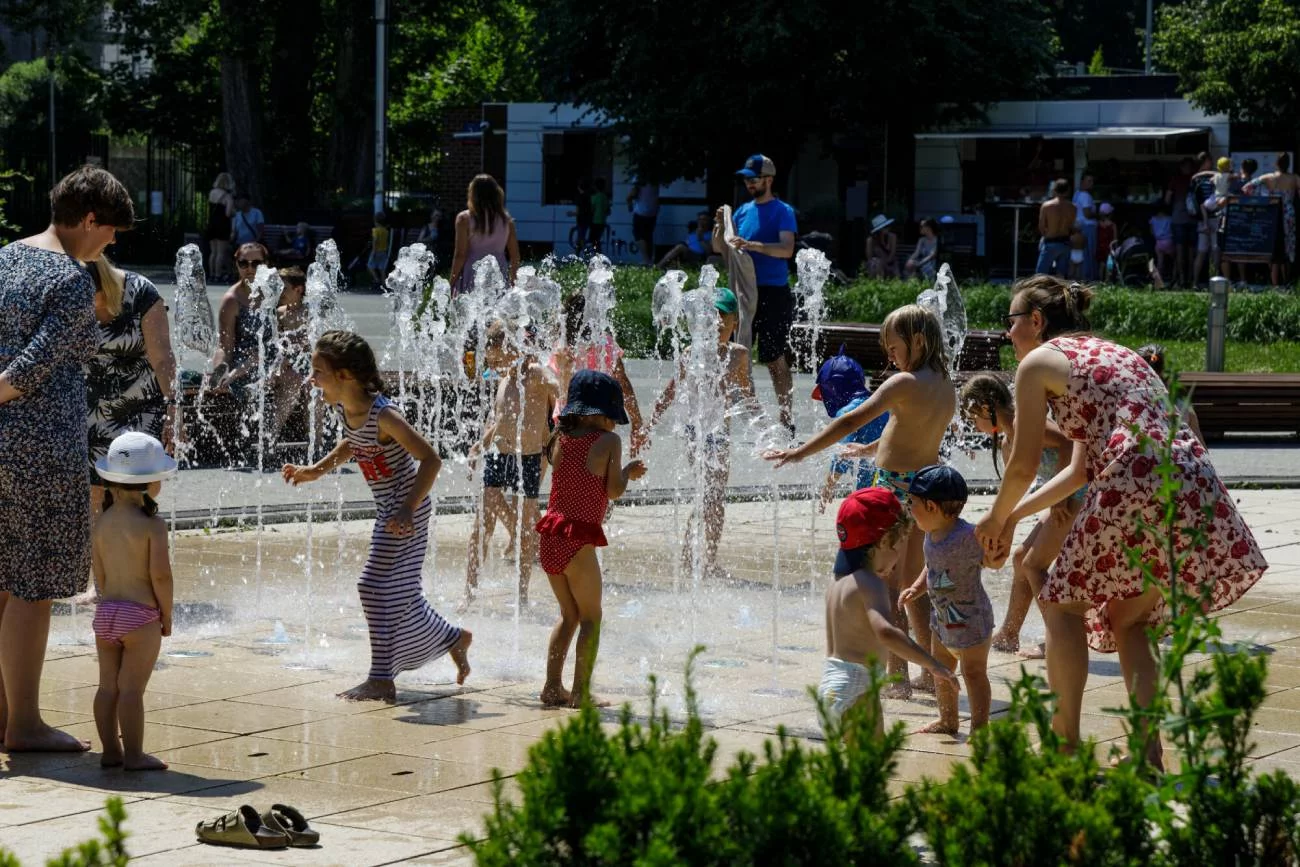 fontanny, kąpiel w fontannie, kurtyna wodna, pluskowiska, wodny plac zabaw, wodne atrakcje na placu zabaw, gdzie się można kąpać, sanepid, czysta woda, bezpieczna woda, gdzie się nie można kąpać