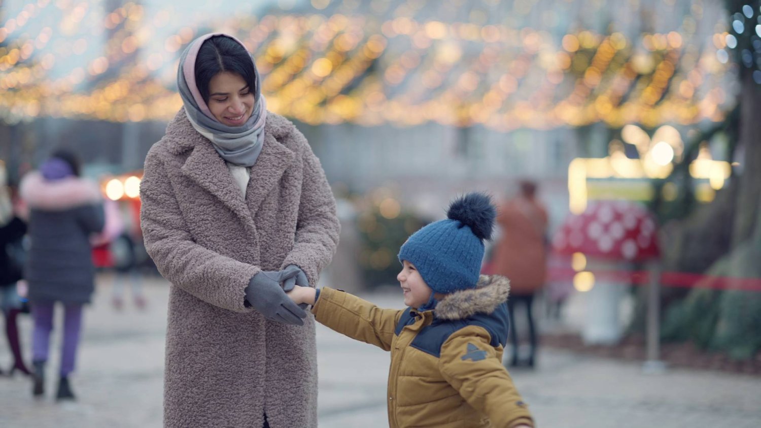 mama z dzieckiem na świątecznym spacerze mama z dzieckiem na świątecznym spacerze