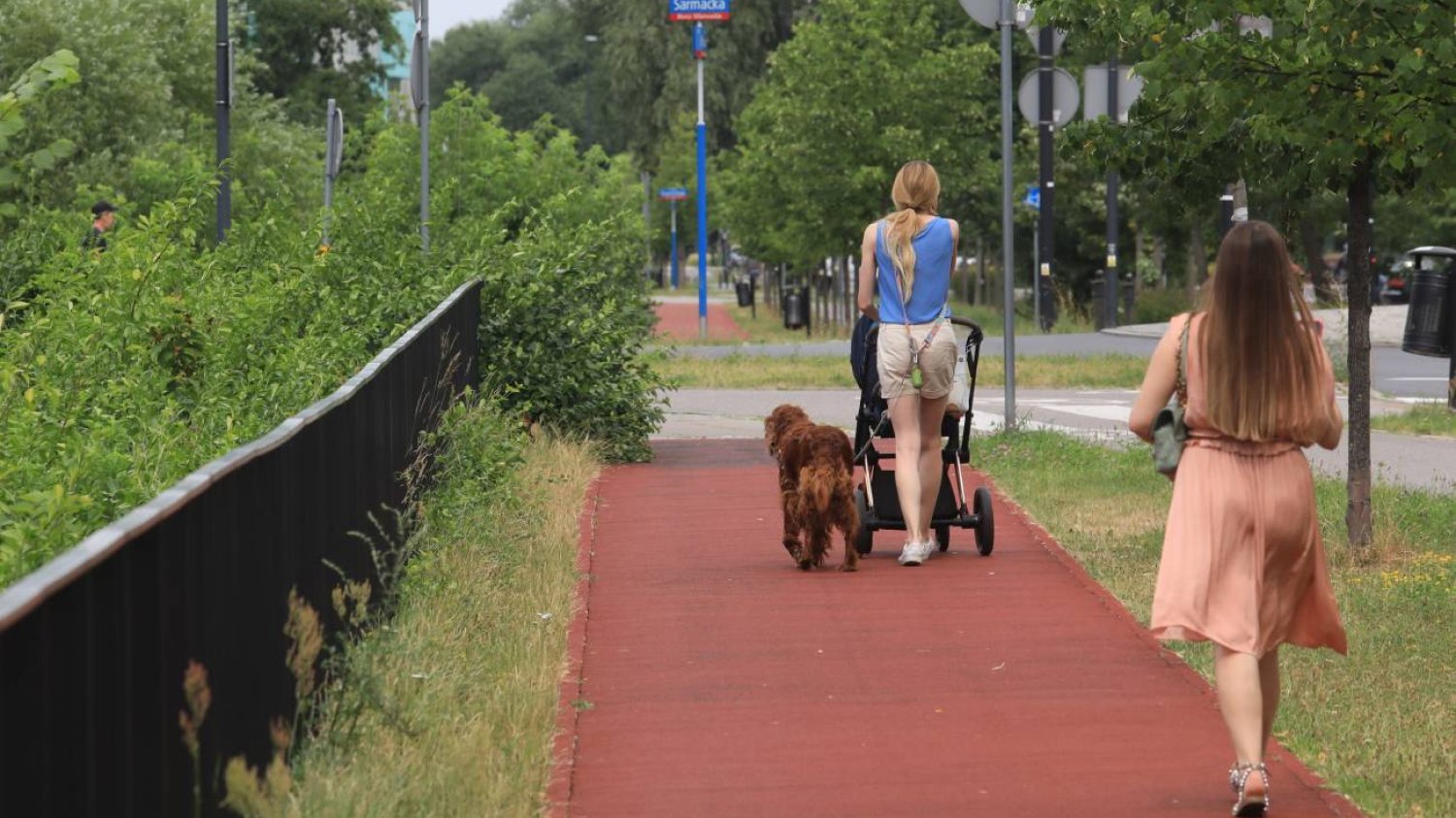 kobiety: jedna z wózkiem, druga idzie do pracy kobiety: jedna z wózkiem, druga idzie do pracy
