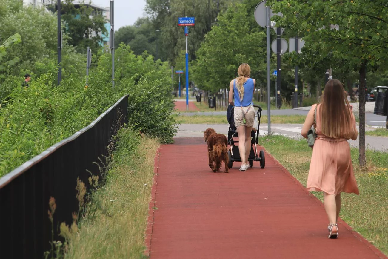 kobiety: jedna z wózkiem, druga idzie do pracy kobiety: jedna z wózkiem, druga idzie do pracy