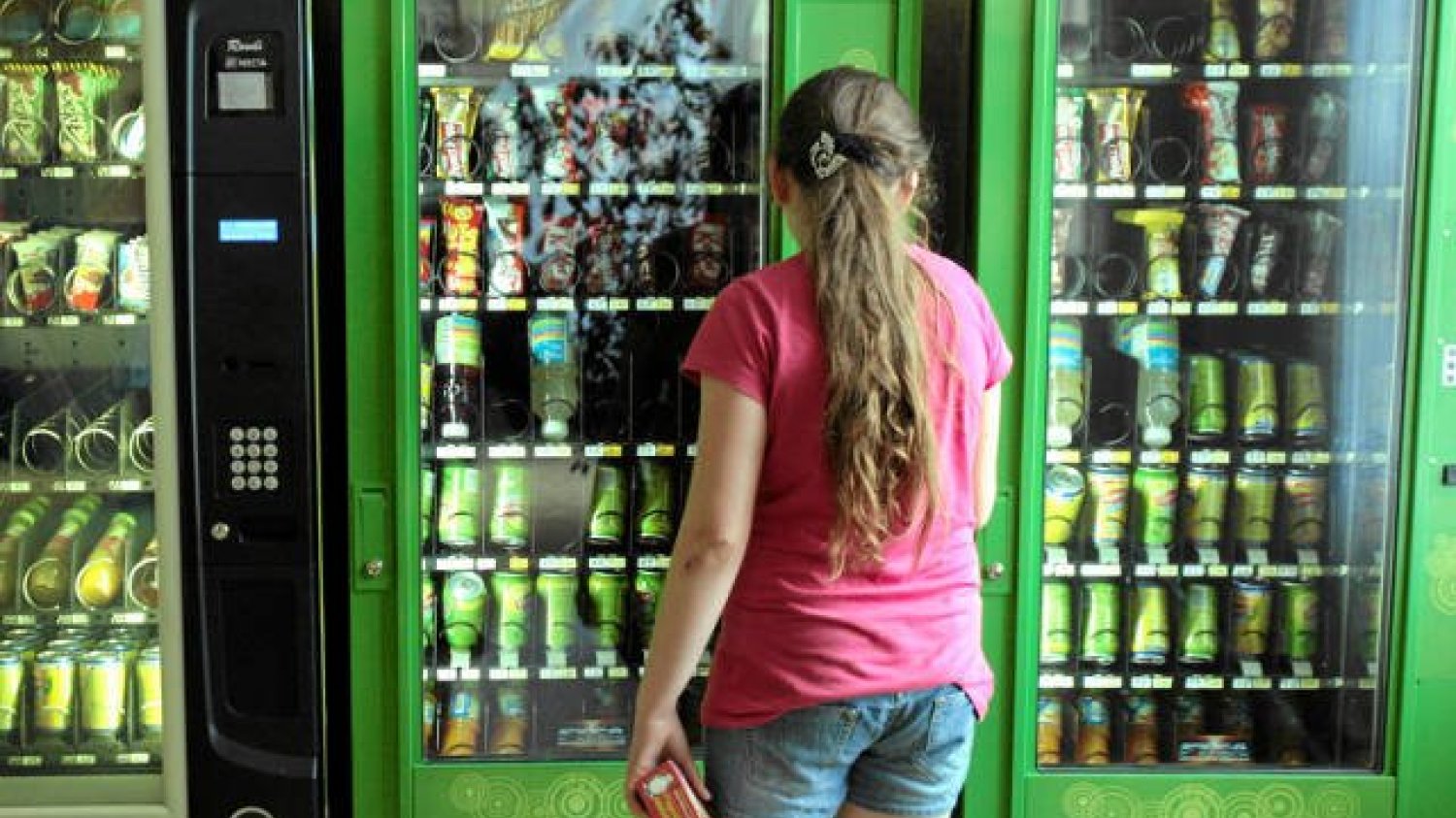 Sprzedaż słodyczy w szkołach - rodzice walczą, by zniknął automat z batonami
