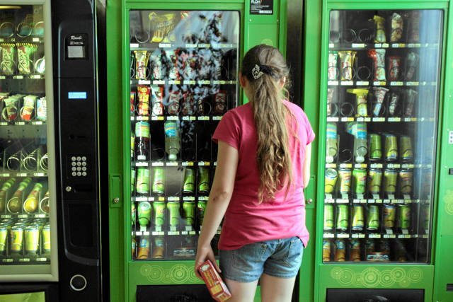 Sprzedaż słodyczy w szkołach - rodzice walczą, by zniknął automat z batonami