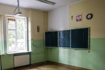 Klasa lekcyjna w szkole z krzyżem na ścianie. Klasa lekcyjna w szkole z krzyżem na ścianie.