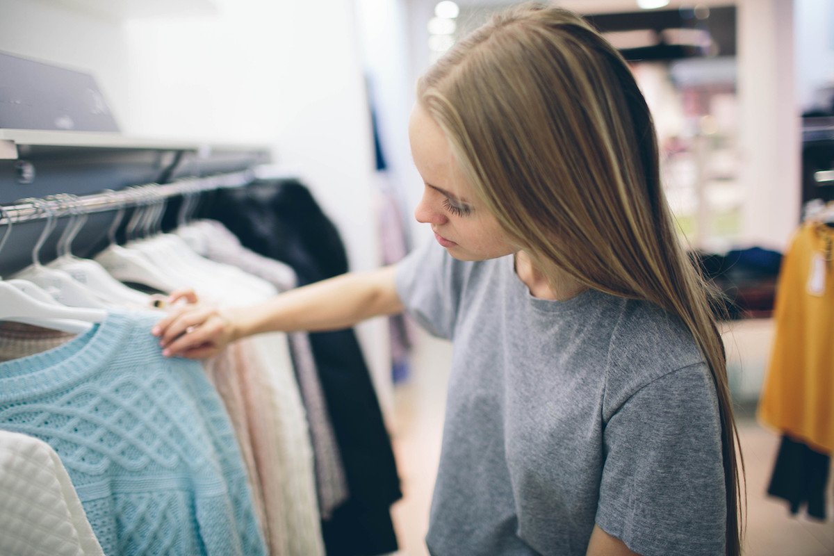 młoda dziewczyna w sklepie młoda dziewczyna w sklepie