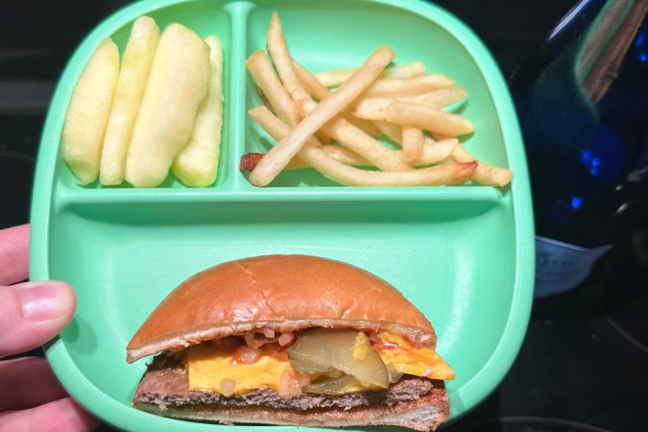 Młoda matka pokazała, że daje na obiad dziecku cheeseburgera z frytkami.