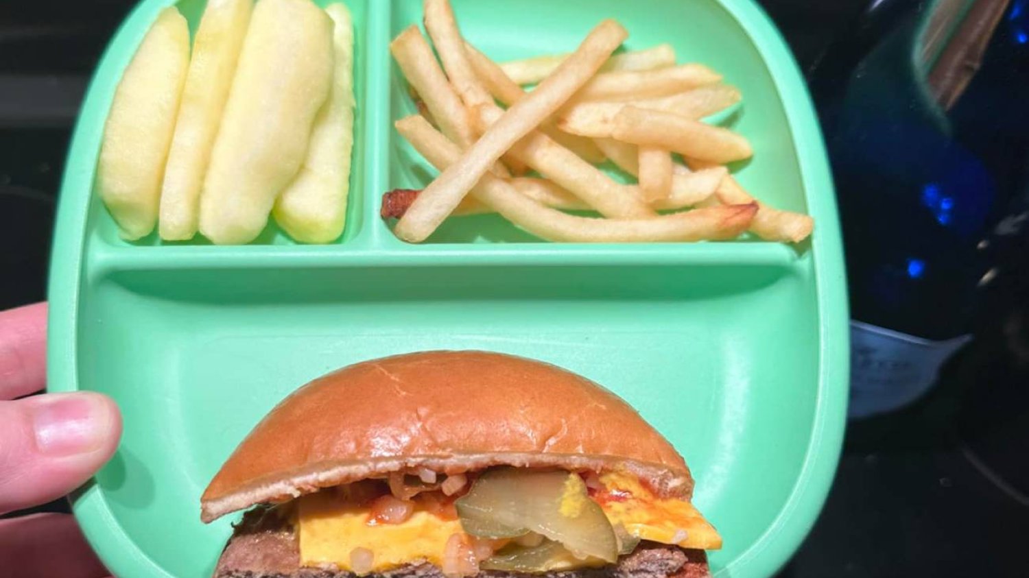 Młoda matka pokazała, że daje na obiad dziecku cheeseburgera z frytkami.