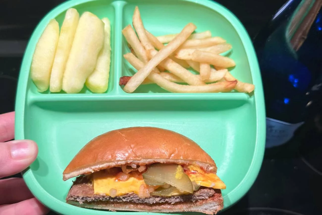 Młoda matka pokazała, że daje na obiad dziecku cheeseburgera z frytkami.