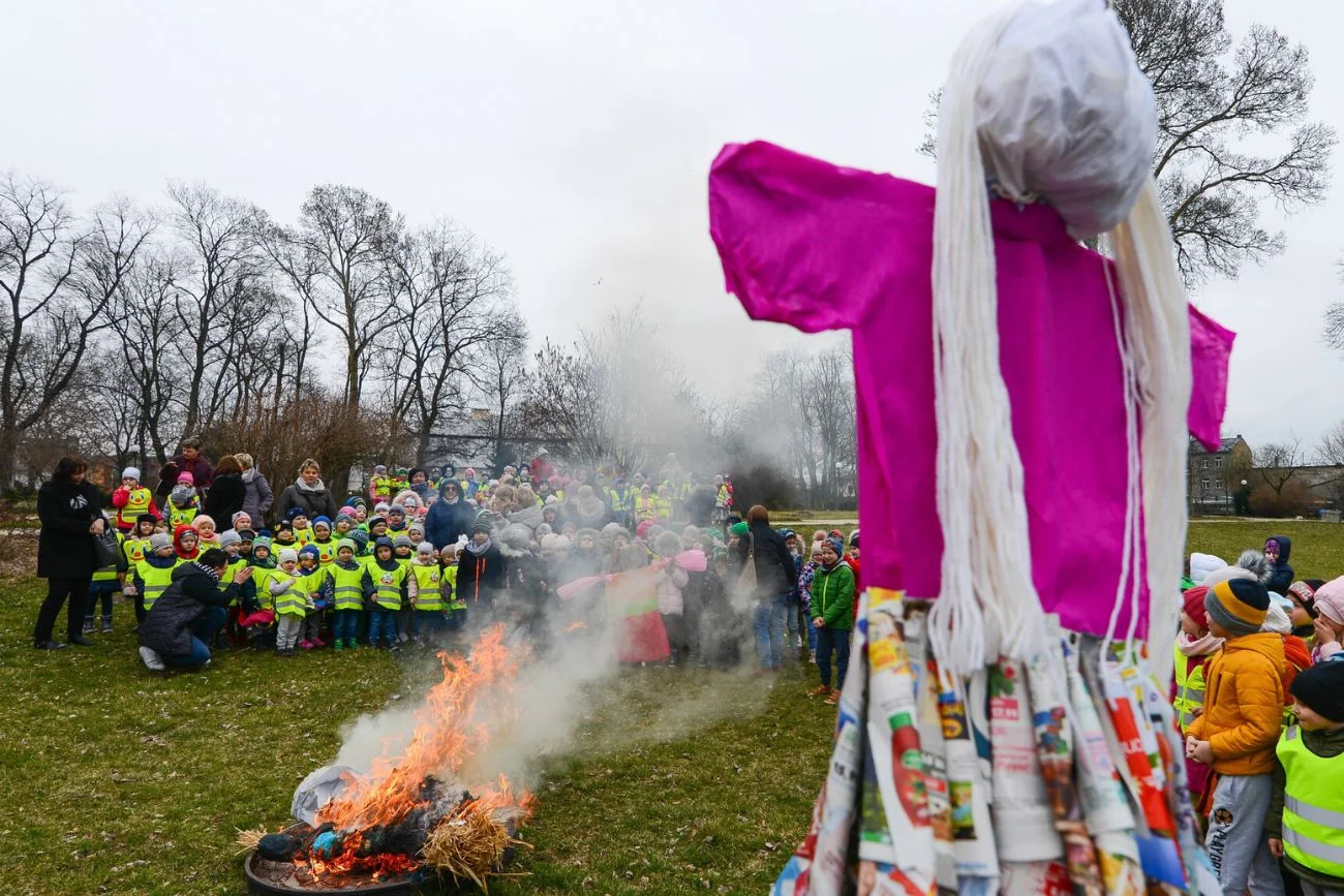 przedszkolaki uczestniczą w rytuale palenia marzanny