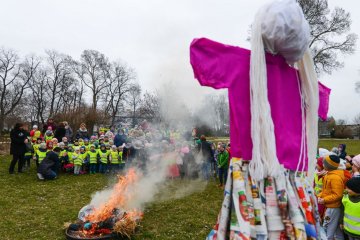 przedszkolaki uczestniczą w rytuale palenia marzanny przedszkolaki uczestniczą w rytuale palenia marzanny