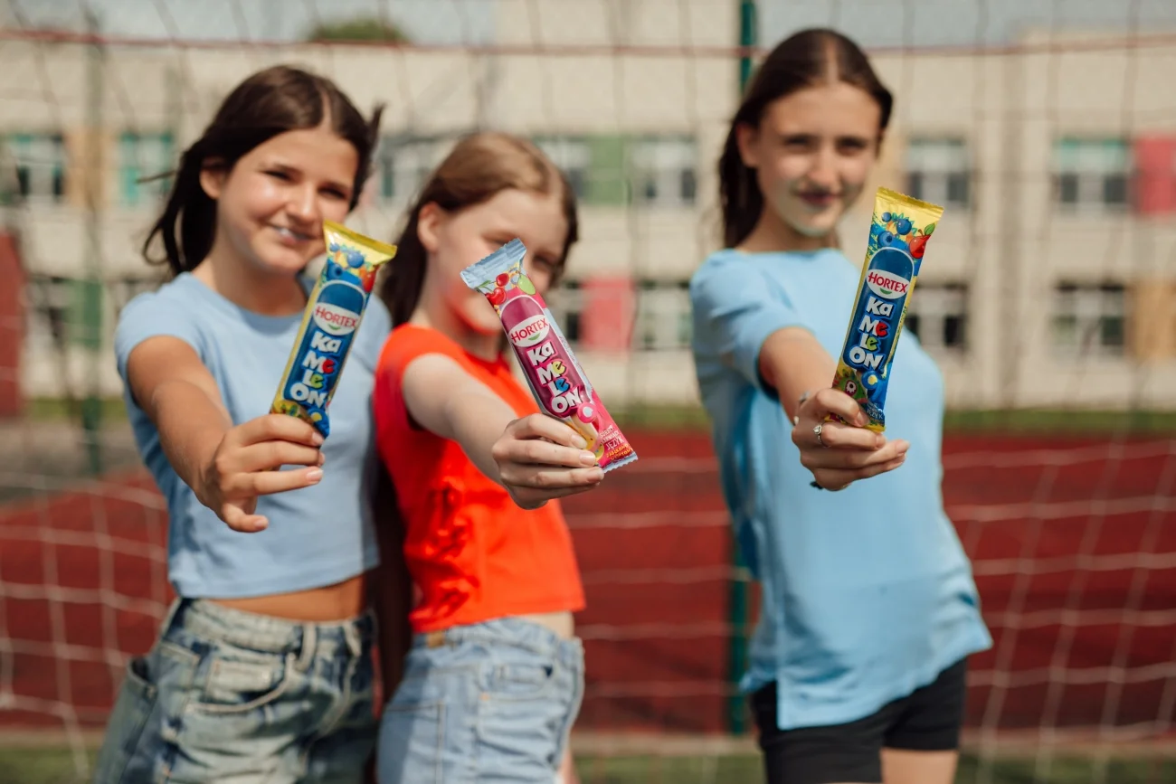 Deser, dzięki któremu dzieci mogą poczuć letnią przygodę i smak lata? Jednym z przykładów, które pierwsze przychodzą na myśl, są lody. Właśnie na półkach sklepowych zawitała nowość – barwiące lody Kameleon (2 smaki) od znanej polskiej marki Hortex.