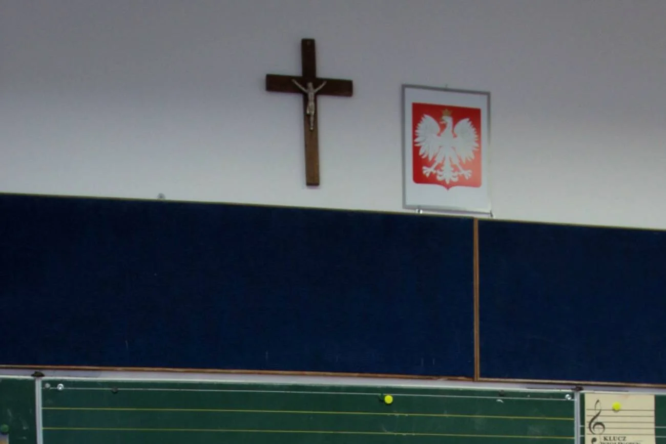 Krzyż na ścianie w szkolnej klasie.