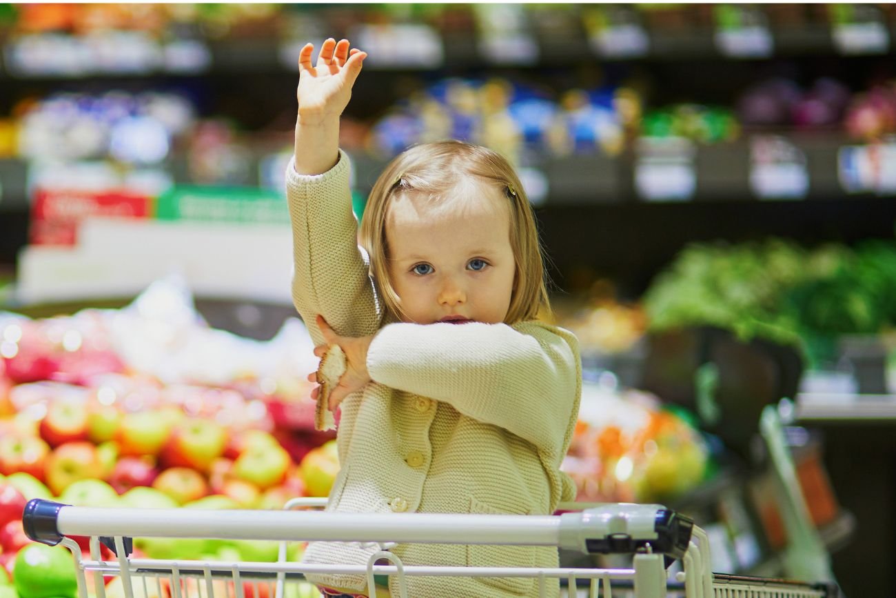 dziecko w sklepie