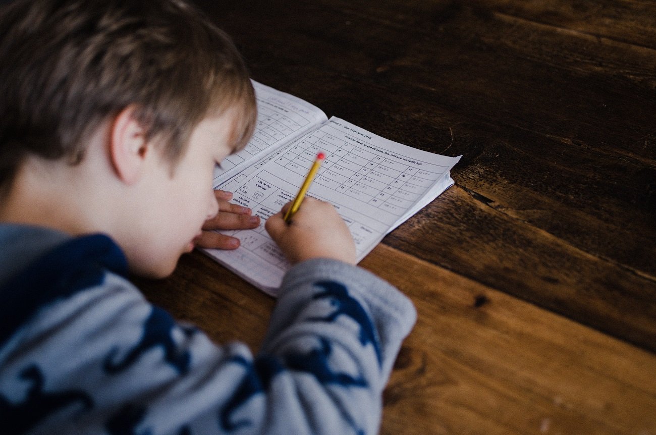 Dysleksja to nie tylko trudności z czytaniem. Zwróć uwagę na te objawy u dziecka